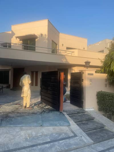 KANAL UPPER PORTION AVAILABLE FOR RENT IN DHA PHASE 1.