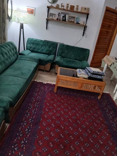 Green,good condition Sofa set