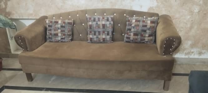 camel colour 5 seater sofa set available