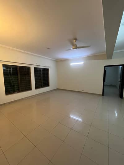 1 KANAL 5 BEDROOM HOUSE IS AVAILABLE FOR RENT