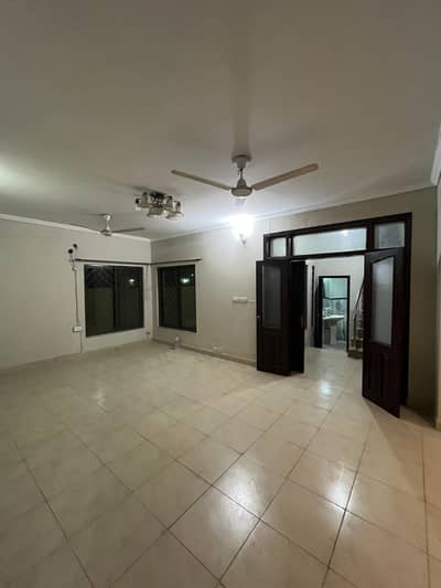 10 MARLA 4 BEDROOM HOUSE AVAILABLE FOR SALE