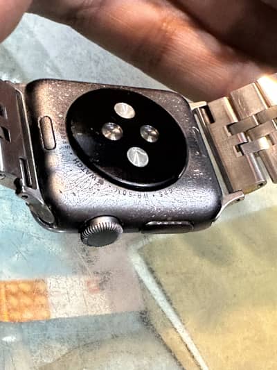 apple watch ⌚ serice 3 bohat achi watch ha kamal. k. fucher hain