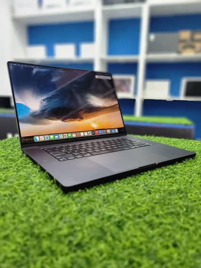 Macbook Pro M3 Pro 16 inch 18/512 Space Black 71 Cycles with charger