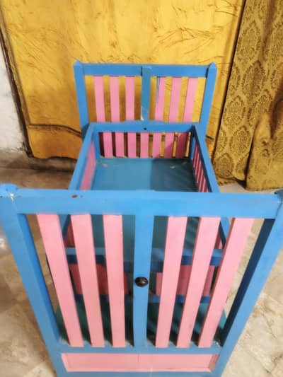 wooden cot for seal  good condition