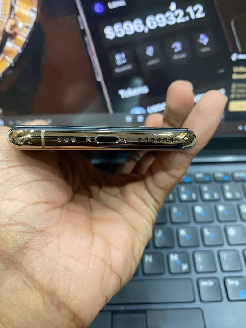 IPHONE XS 4
