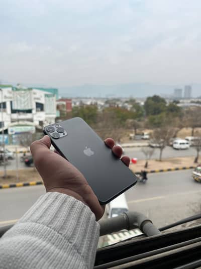 iphone. 11promax.      non pta.    256gb     face id ok.  urgent sale