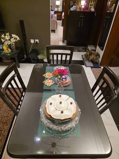 4 Chair Dinning Table