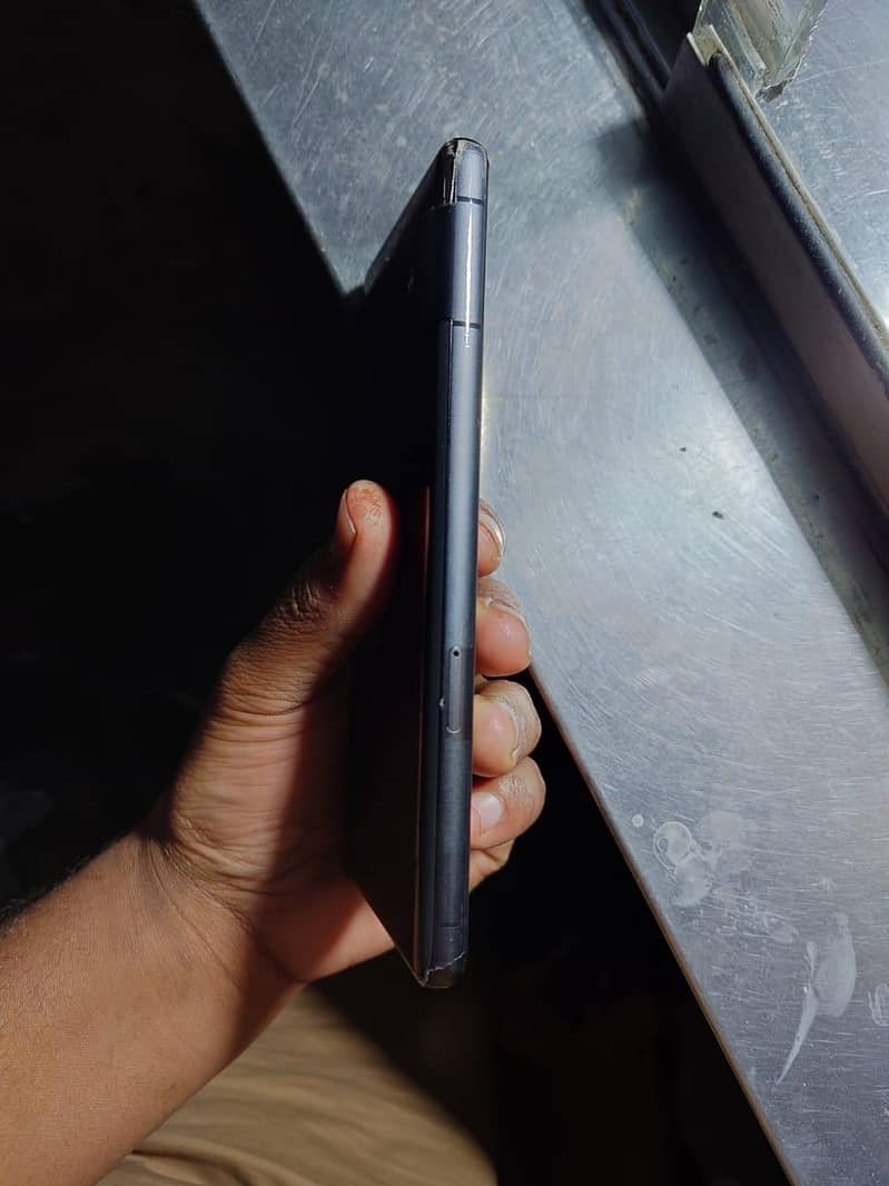 Google pixel 7 only single scratch 3