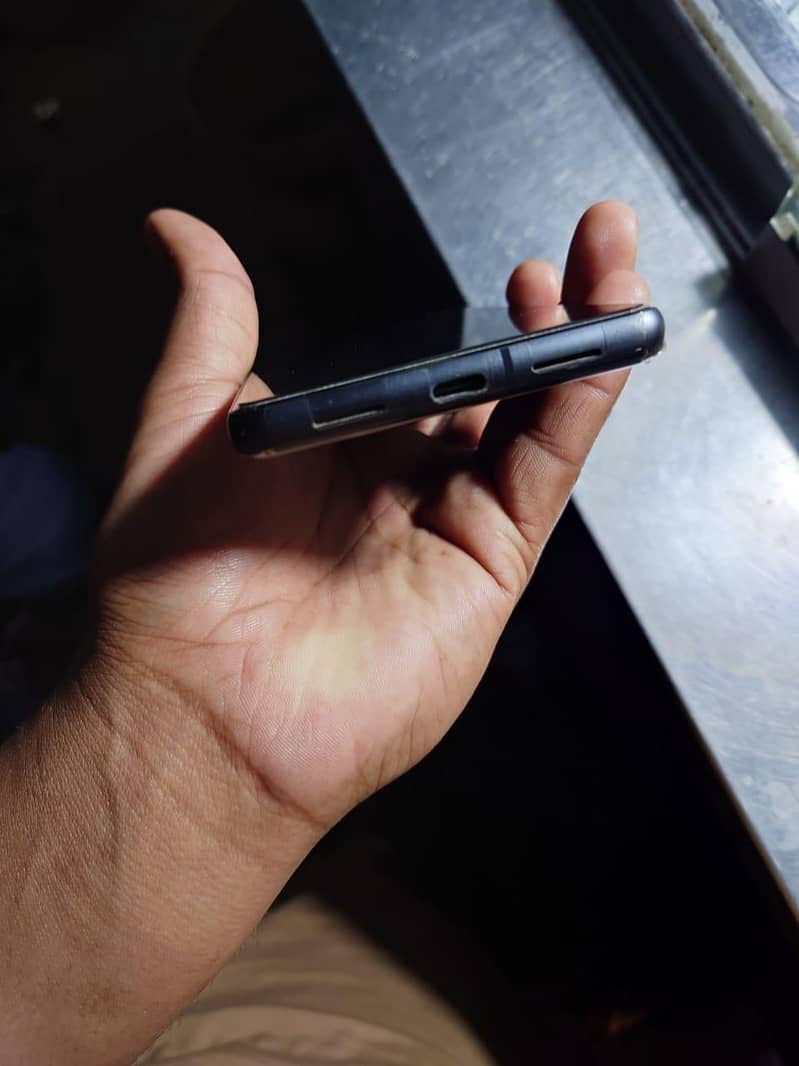 Google pixel 7 only single scratch 4