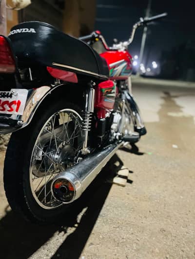 Honda 125 red color