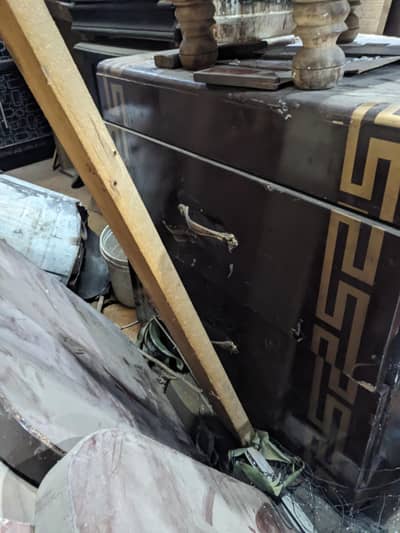 1 dressing table 2 sides tables and 1 iron stand