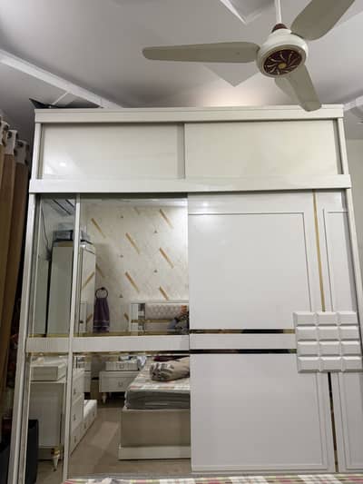 Wardrobe almari alimrah cupboard for sell