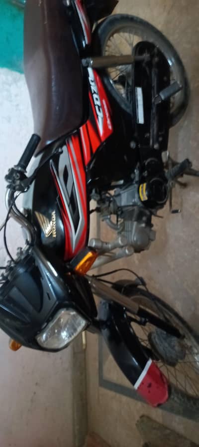 all ok 19 madel copi leter ok  petrol average kamaal hai 50-55 karty h