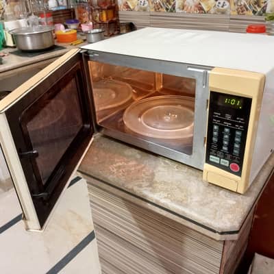 pel ka  microwave hai bilkul saaf suthri condition me hai