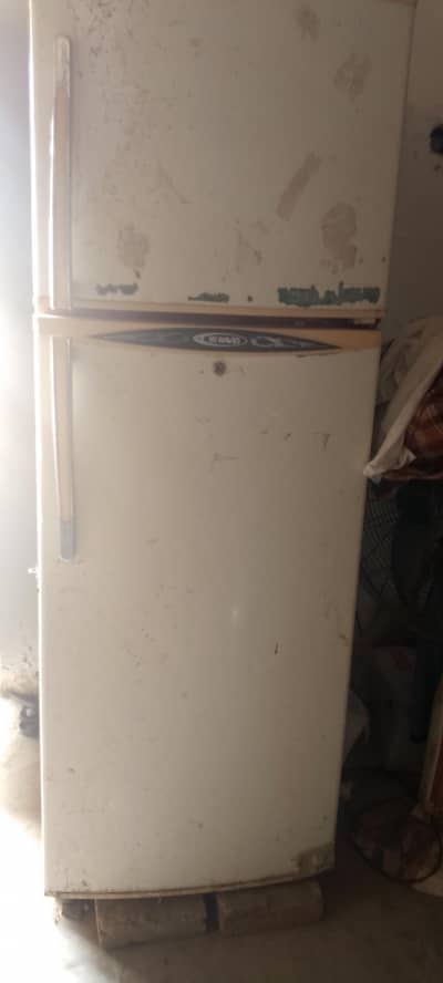 purani fridge hai per chalne mein okay hai