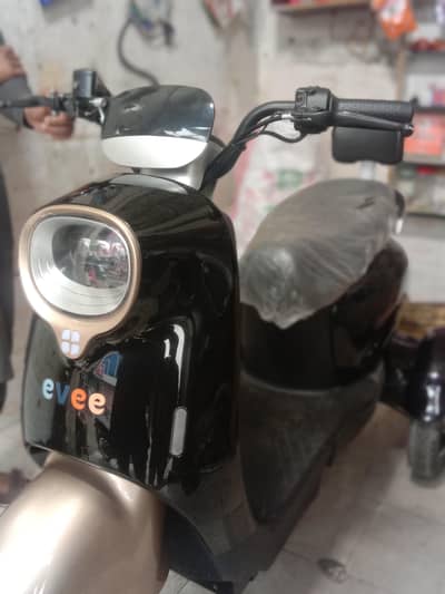 Evee Scooty 3 wheelers