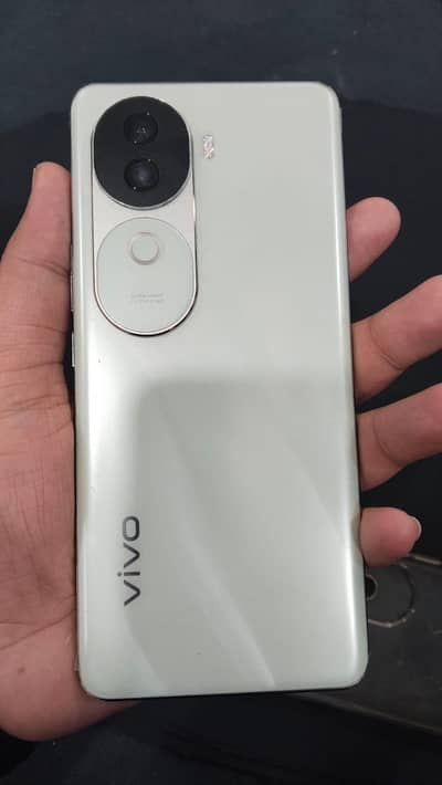 Vivo V40e.