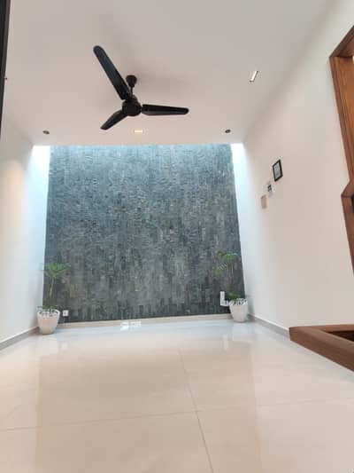 3 MARLA ELEGANT AND FULLY MAINTAINED SUPER HOT LOCATED BUNGALOW.