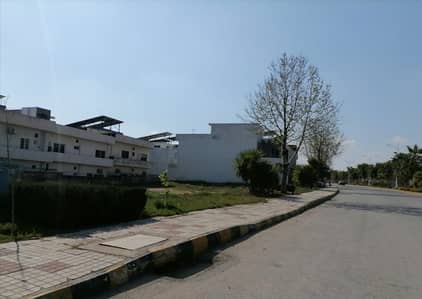 CORNER !!!  Plot Available for Sale at the best location of Gulberg Residencia