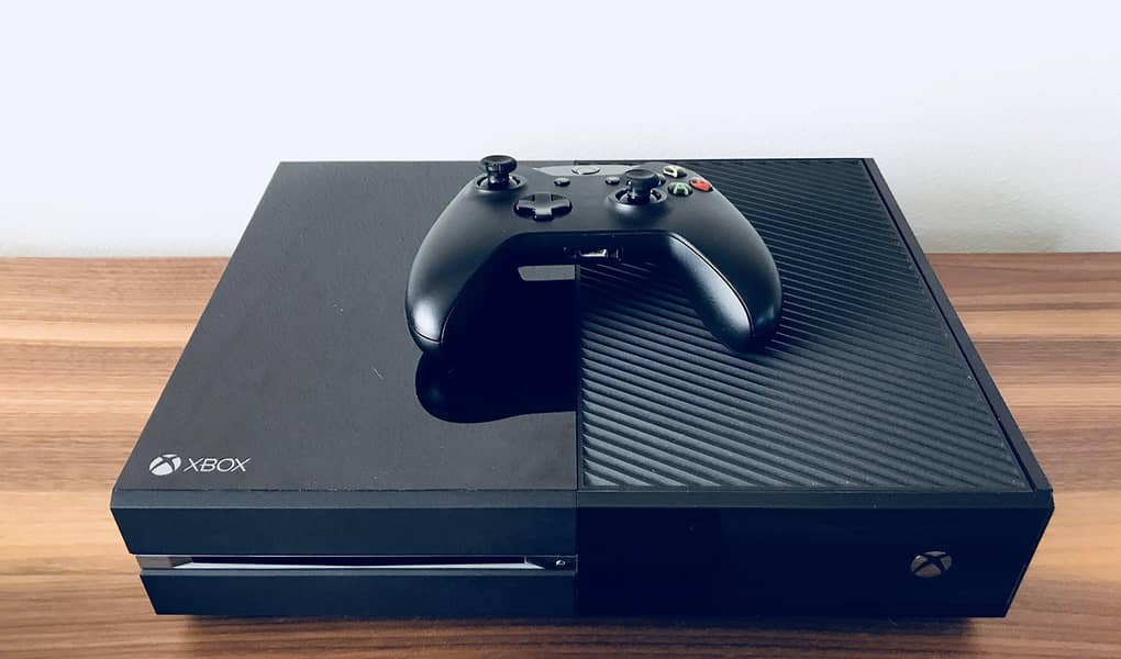 Xbox One with 2 Controller 0