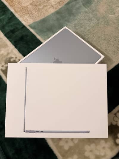 Apple Macbook M4 16GB/256GB - Brand new Condition - 20 Cycles