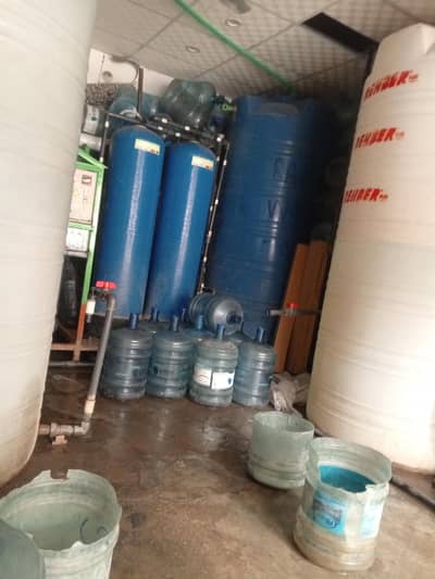 pani k plant pr larky ki zorort ha