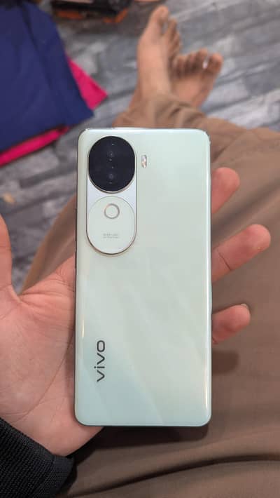 vivo v40e full lush condition with original box charger