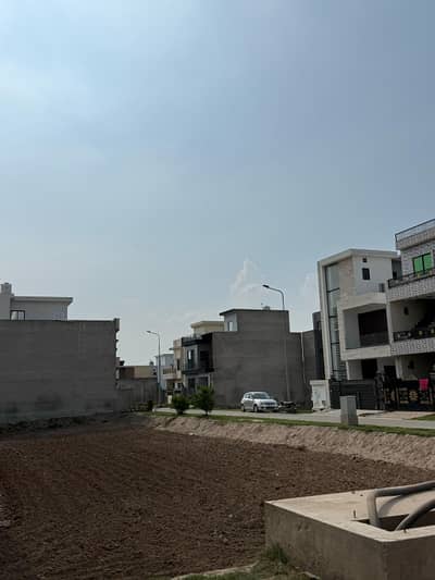 DAIMOND HOT LOCATION PLOT BETWEEN HOUSES