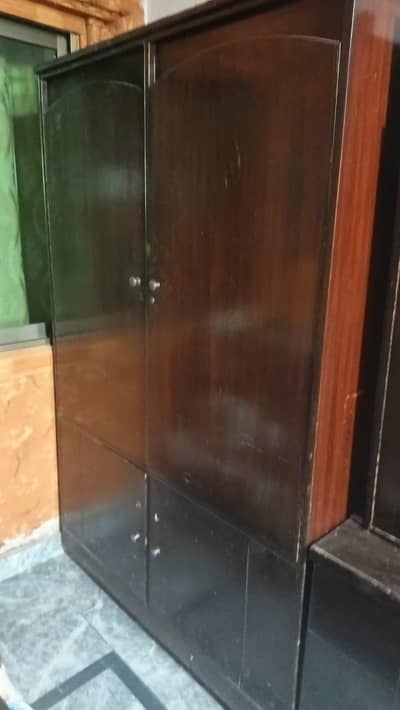 2 Almirah han bilkul good condition man han price 35000 only