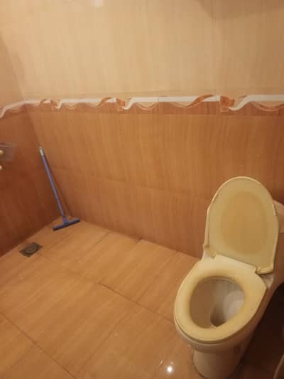 10Marla house for sale 3bad attached bathroom TV launch kitchen marble flooring woodwork good location man approach