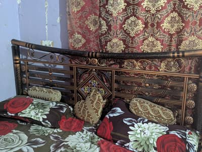 bed , singhar mez , or almaari . . . almaari ka door thora sa crash he