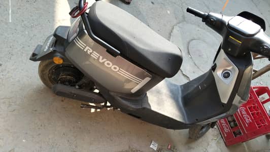 Revoo Electric Scooty