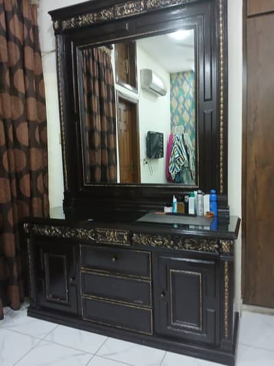 Ful bed room set 2 side tables ,dressing table nd bed set condition 10