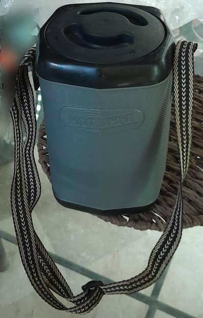 Insulated 03 portion foodcarry lunch box.