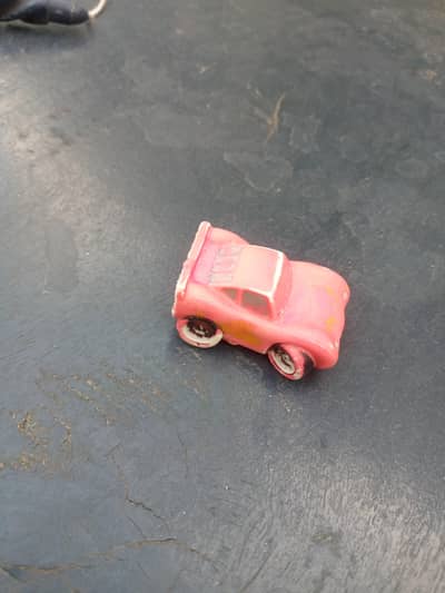 Thermochromic white- to -pink R566 toy car