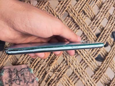 vivo s1. one hand used with box