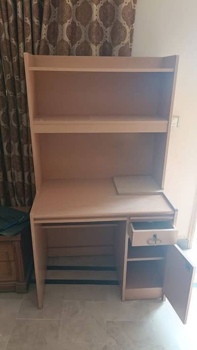 TAKREEBAN KAM USED LIKE NEW COMPUTER TABLE