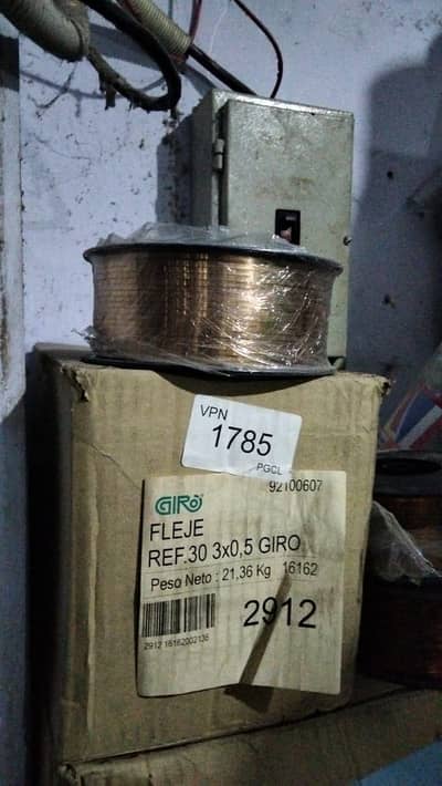 Giro Fleje silver and copper wire used for electrical connections