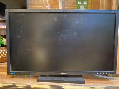 Samsung 24 inch ips LCD in new condition neat and clean