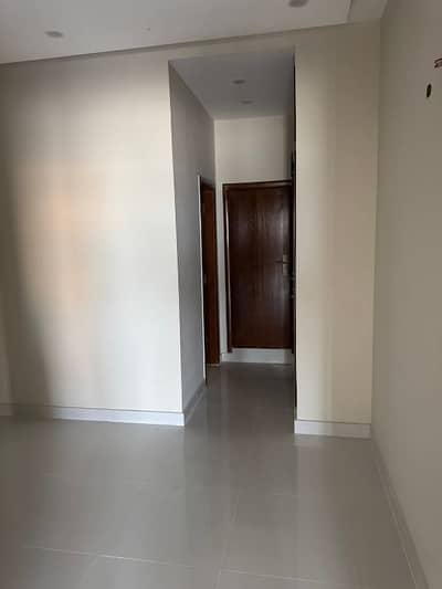 600 Yard Extremely Neat Clean OUT CLASS Bungalow 5 Beds With Huge Garden 3 4 Car Parking 2 Servant Rooms Guard Room