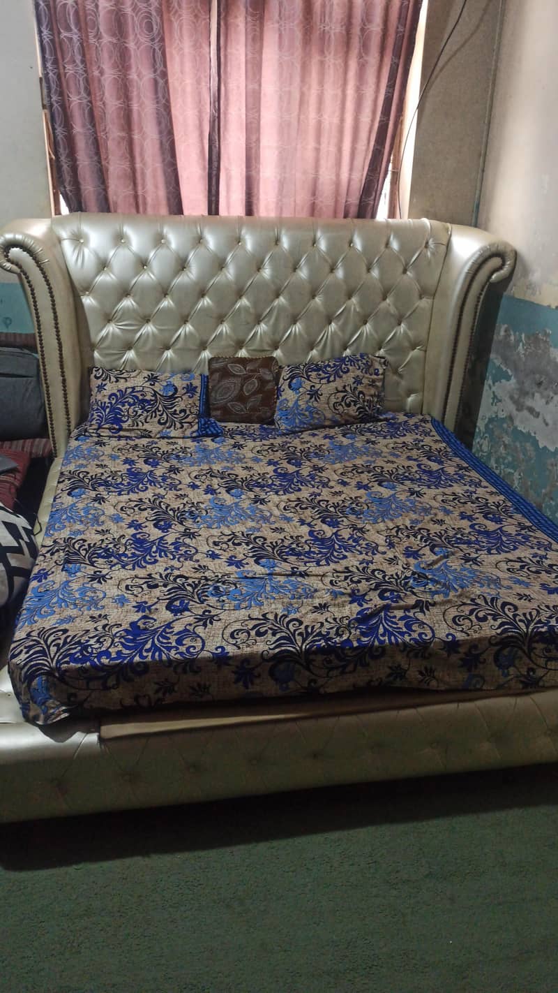 King Bed includes 2 sides table 0