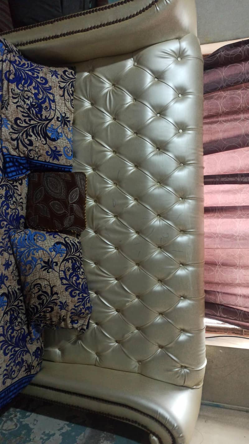 King Bed includes 2 sides table 1