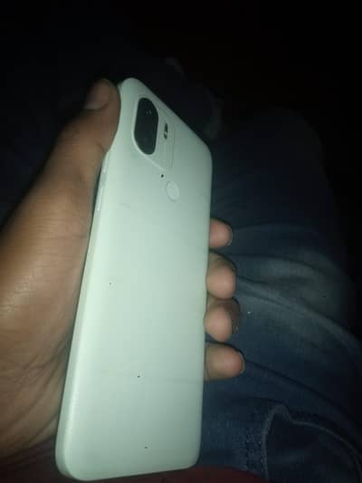 redmi A2+ 4-64 bht axha fon hai