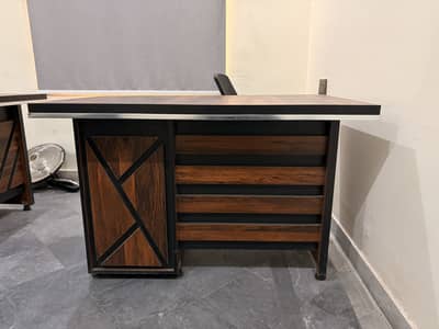 4x2.5 feet Office table