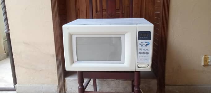 Dawlance 40-45L Full Size Microwave Oven.