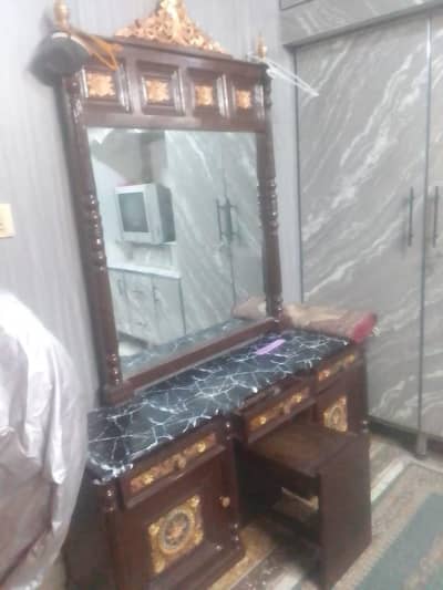 Almari and dinning table for sell