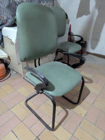 computer chair sath hai 2 chair haii