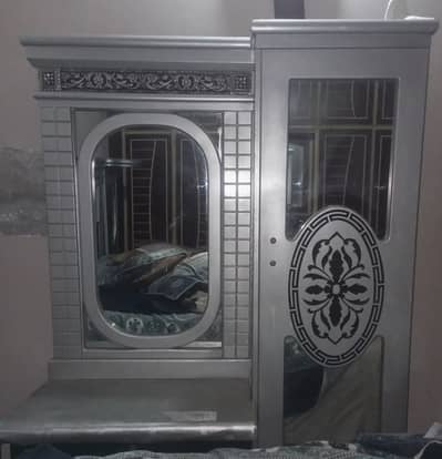 1 dressing table with lights and 6 draws