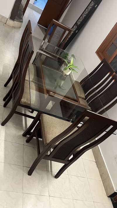 Dining Table with 6 chairs (excellent condition)
