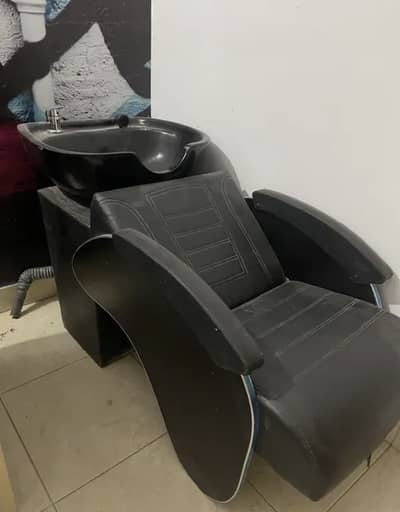 Salon chairs & shampoo unit